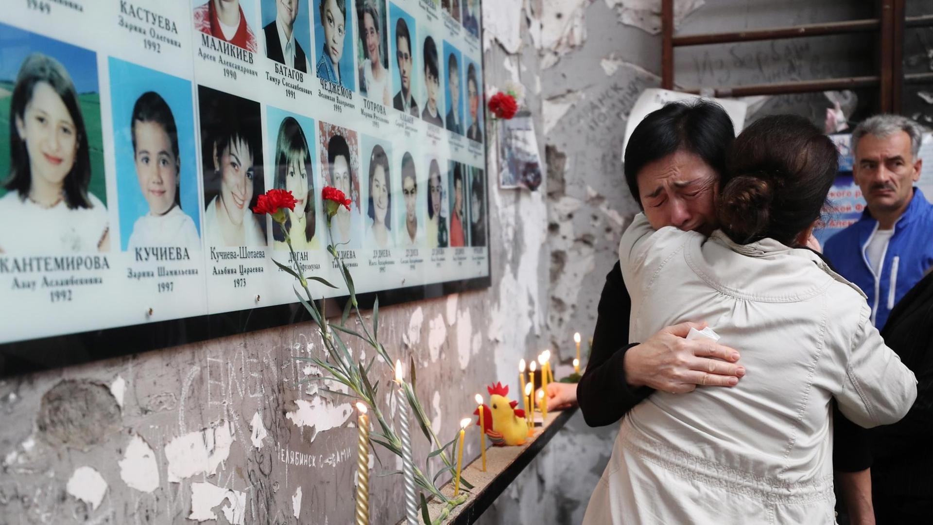 Zwei Frauen trauern um Kinder, die beim Geiseldrama in Beslan ums Leben kamen