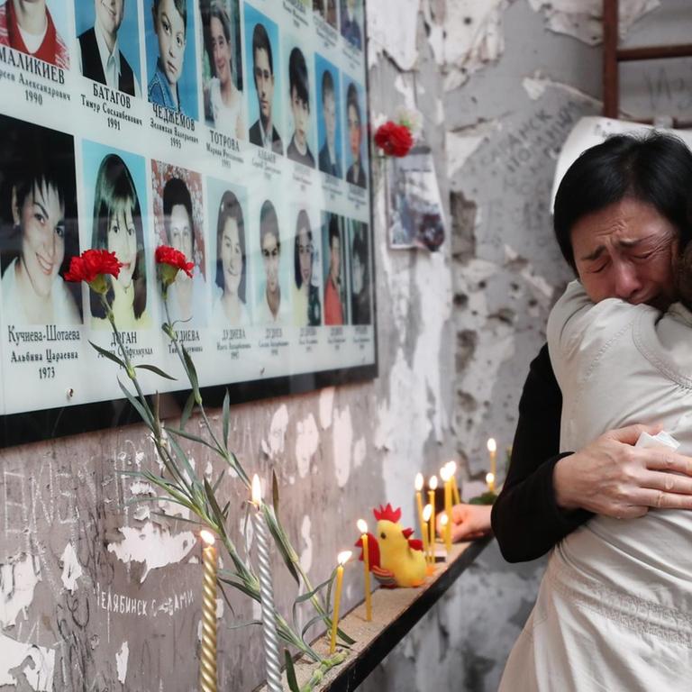Zwei Frauen trauern um Kinder, die beim Geiseldrama in Beslan ums Leben kamen