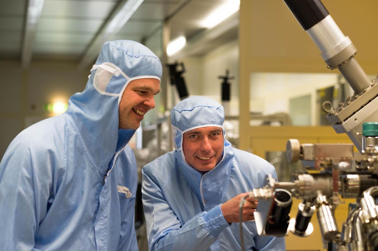 Martin Kamp (links) und Professor Sven Höfling forschen im streng kontrollierten Klima des Reinraums an der Universität Würzburg. Martin Kamp (links) und Professor Sven Höfling forschen im streng kontrollierten Klima des Reinraums an der Universität Würzburg.