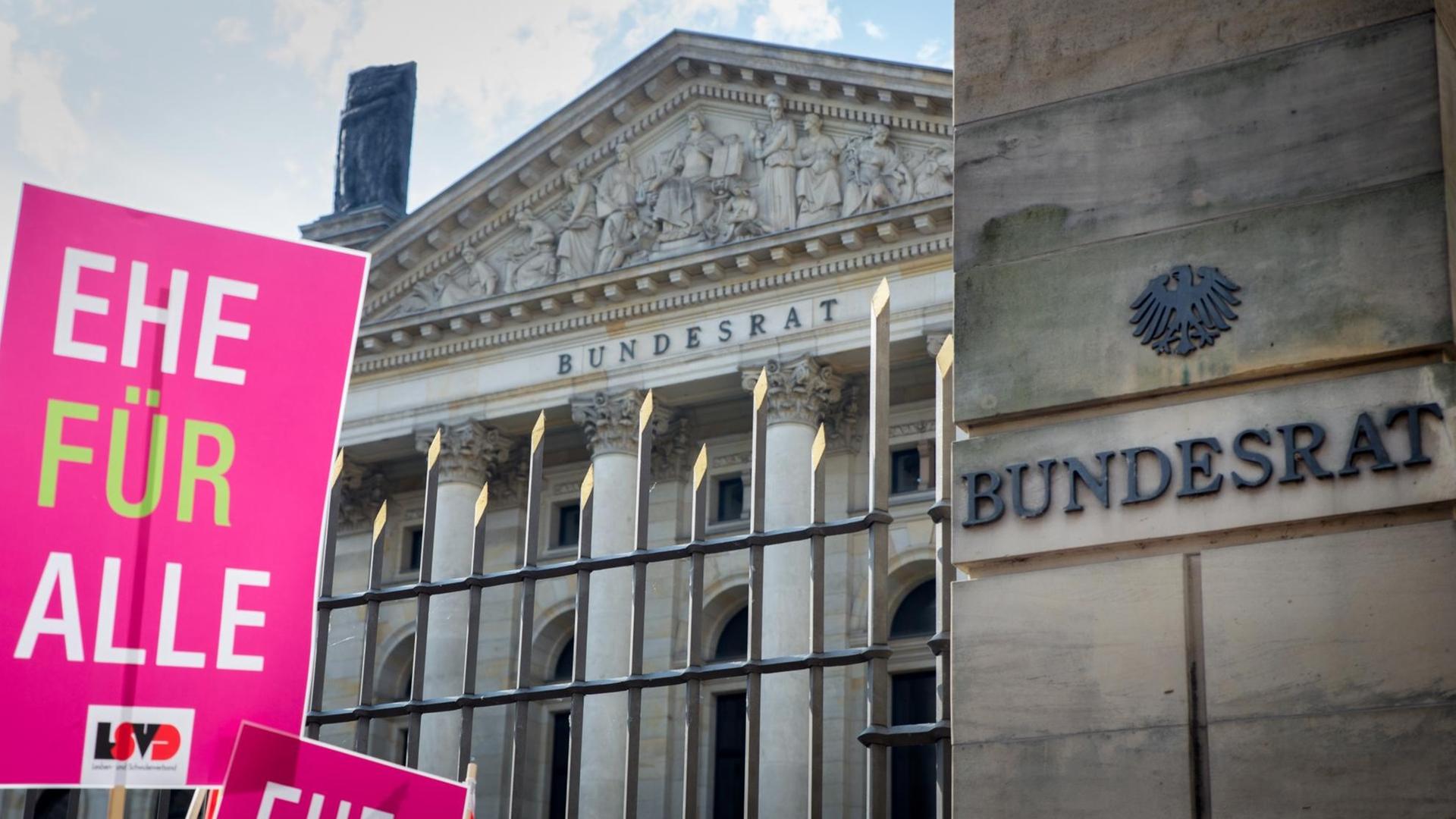 Ein Schild mit der Aufschrift "Ehe für Alle" ist bei einer Demonstration für die Gleichstellung der Homo-Ehe vor den Toren des Bundesrats zu sehen. Ein Schild mit der Aufschrift "Ehe für Alle" ist bei einer Demonstration für die Gleichstellung der Homo-Ehe vor den Toren des Bundesrats zu sehen.