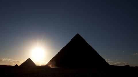 Die Pyramiden von Gizeh im Gegenlicht (Aufnahme vom 20.1.2010).