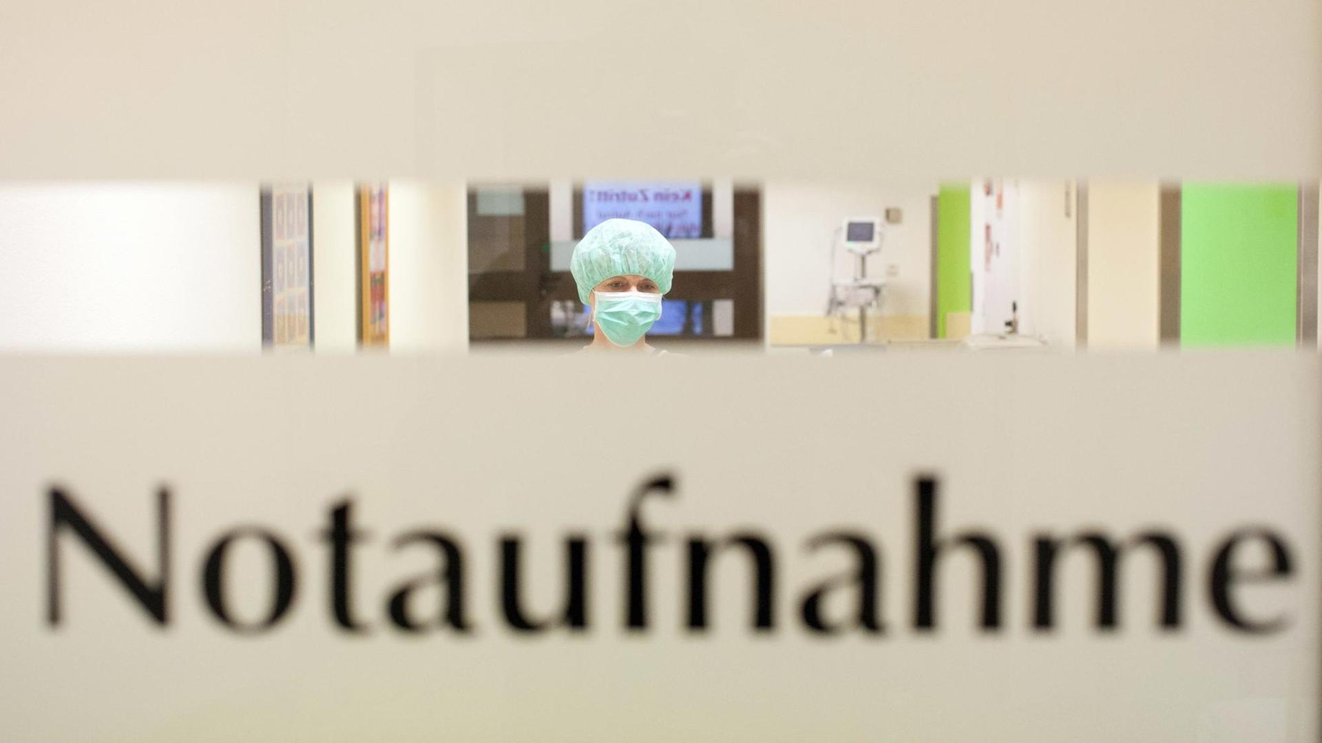 Blick in eine Notaufnahme, man sieht Klinkpersonal mit Mundschutz. Blick in eine Notaufnahme, man sieht Klinkpersonal mit Mundschutz.