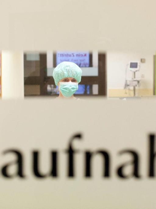 Blick in eine Notaufnahme, man sieht Klinkpersonal mit Mundschutz.