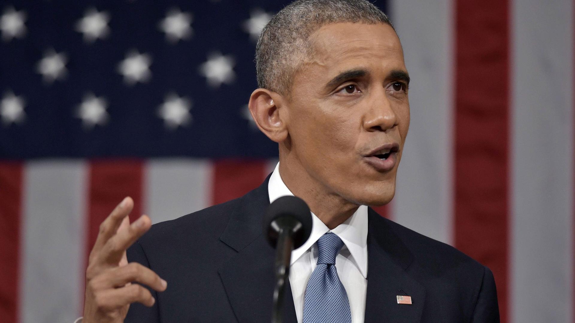 Obama gestikuliert bei seiner Rede, im Hintergrund die US-Flagge. Obama gestikuliert bei seiner Rede, im Hintergrund die US-Flagge.