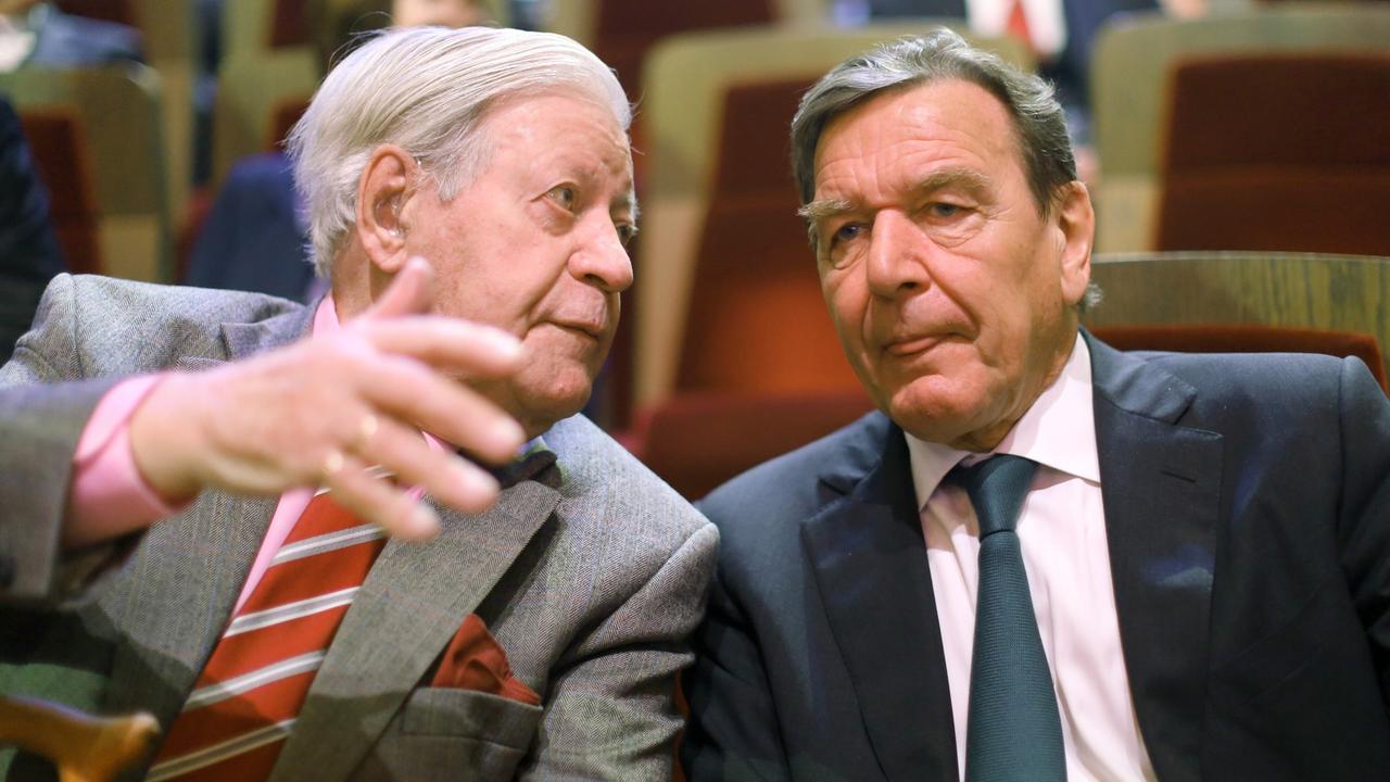 Altkanzler Helmut Schmidt (SPD) unterhält sich am 23.05.2013 zum Festakt anlässlich des 150. Geburtstages der SPD im Gewandhaus in Leipzig (Sachsen) mit Altkanzler Gerhard Schröder Altkanzler Helmut Schmidt (SPD) unterhält sich am 23.05.2013 zum Festakt anlässlich des 150. Geburtstages der SPD im Gewandhaus in Leipzig (Sachsen) mit Altkanzler Gerhard Schröder