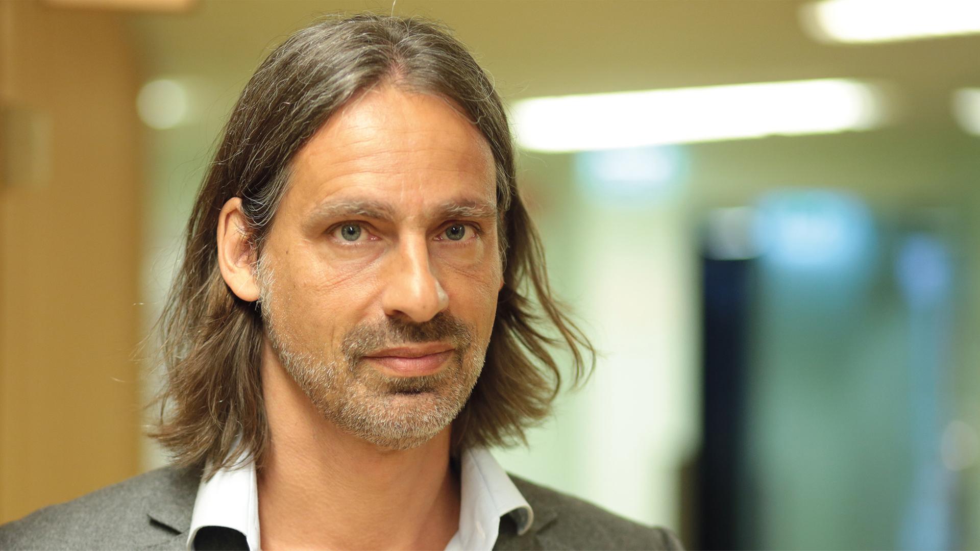 Der Autor Richard David Precht - aufgenommen vor der Auftaktveranstaltung des Philosophie-Festivals Phil.Cologne am 17.05.2016 im WDR-Funkhaus in Köln. Der Autor Richard David Precht - aufgenommen vor der Auftaktveranstaltung des Philosophie-Festivals Phil.Cologne am 17.05.2016 im WDR-Funkhaus in Köln.