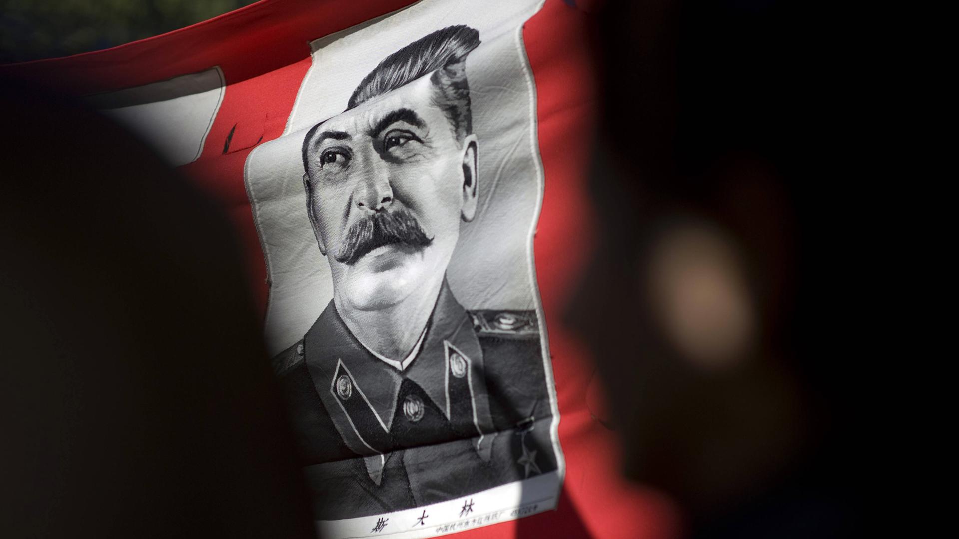 Transparent mit dem Konterfei Josef Stalins Transparent mit dem Konterfei Josef Stalins