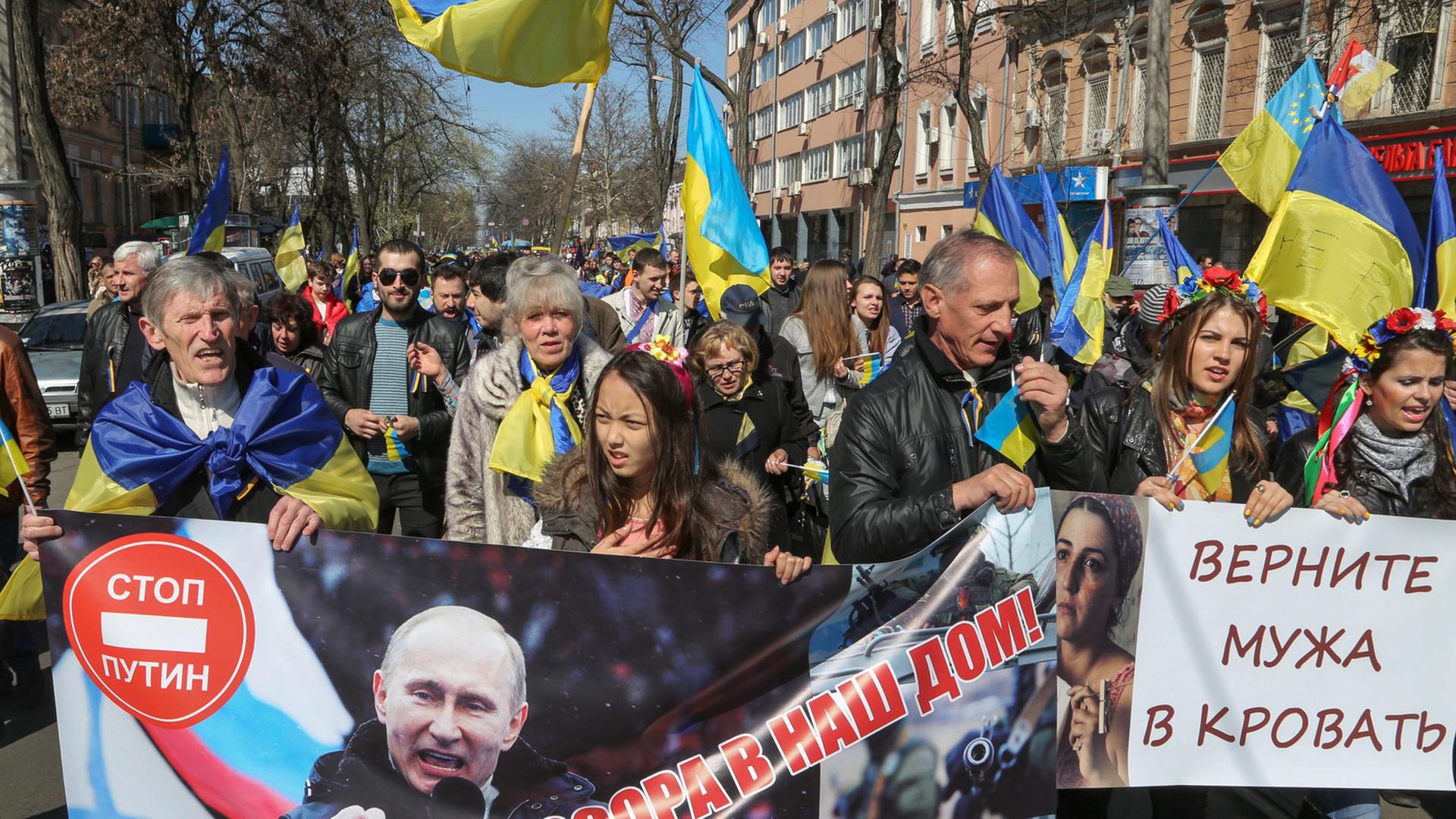 Demonstranten zogen in Odessa mit der ukrainischen Nationalflaggen und anti-russischen Plakaten durch die Straßen. Demonstranten zogen in Odessa mit der ukrainischen Nationalflaggen und anti-russischen Plakaten durch die Straßen.