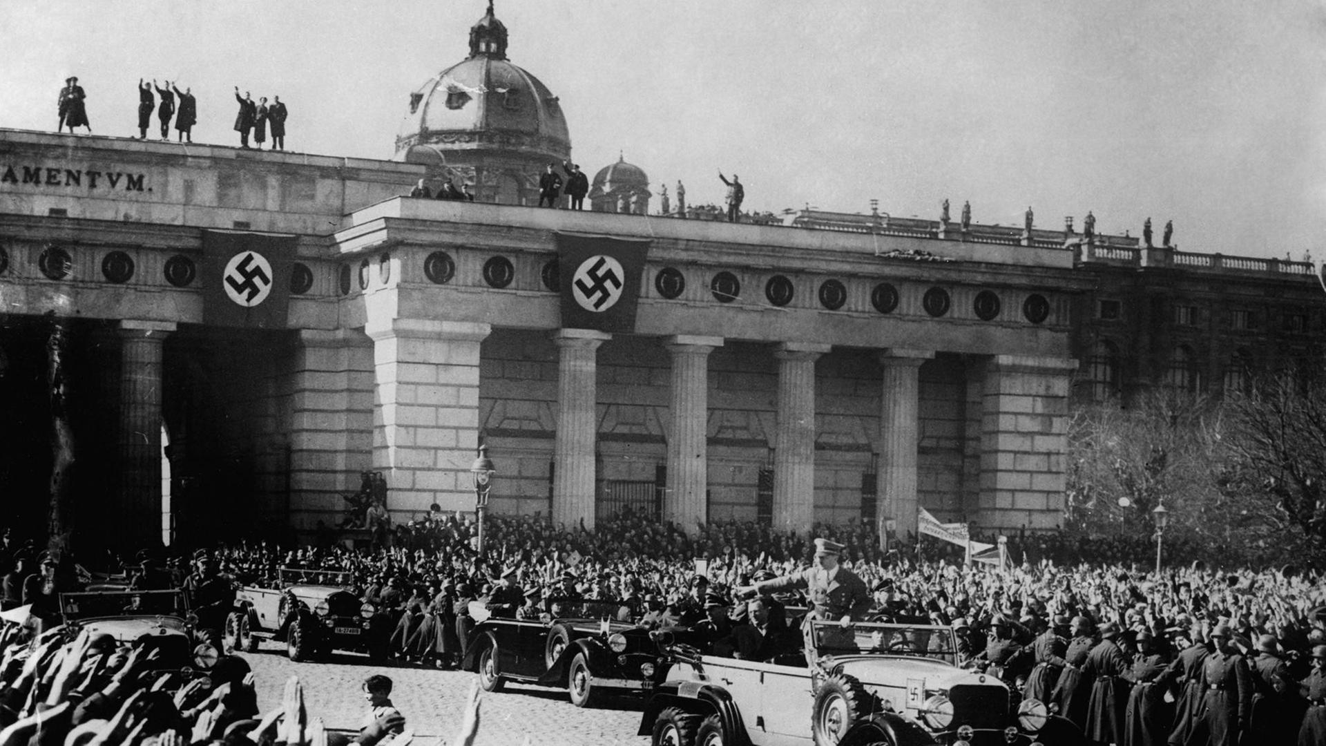 Adolf Hitler fährt nach dem "Anschluss" Österreichs auf dem Heldenplatz in Wien ein. Adolf Hitler fährt nach dem "Anschluss" Österreichs auf dem Heldenplatz in Wien ein.