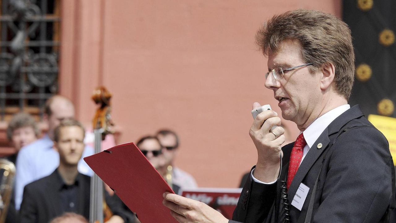Gerald Mertens, Geschäftsführer Deutsche Orchestervereinigung, DOV, verliest eine Resolution bei einer Protestaktion von rund 150 Berufsmusikern aller grossen öffentlich geförderten Orchester Deutschlands. Gerald Mertens, Geschäftsführer Deutsche Orchestervereinigung, DOV, verliest eine Resolution bei einer Protestaktion von rund 150 Berufsmusikern aller grossen öffentlich geförderten Orchester Deutschlands.