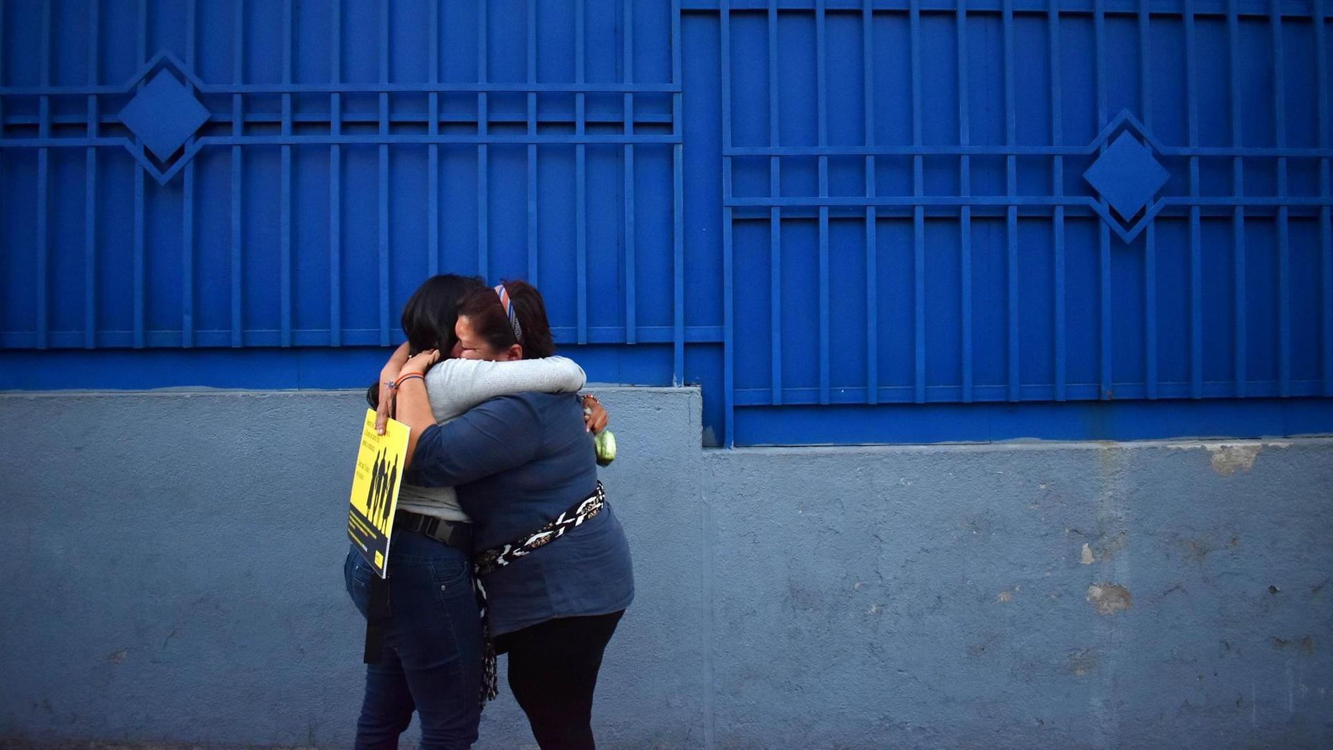 Zwei Frauen umarmen sich vor dem Justizzentrum Isidro Menendez in El Salvador, wo der Fall der nach einer Totgeburt zu langer Haftstrafe verurteilten Theodora de Carmen Vasquez neu verhandelt wurde. Das Gericht bestätigte die Strafe. Zwei Frauen umarmen sich vor dem Justizzentrum Isidro Menendez in El Salvador, wo der Fall der nach einer Totgeburt zu langer Haftstrafe verurteilten Theodora de Carmen Vasquez neu verhandelt wurde. Das Gericht bestätigte die Strafe.