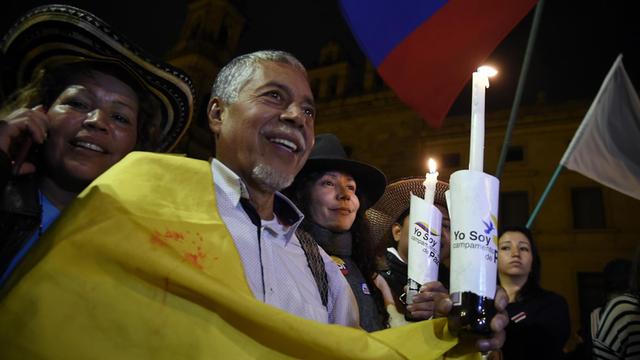 Menschen in Bogotá feiern die Ankündigung, dass sich Kolumbiens Regierung und die Rebellenorganisation Farc auf ein neues Friedensabkommen einigen konnten.