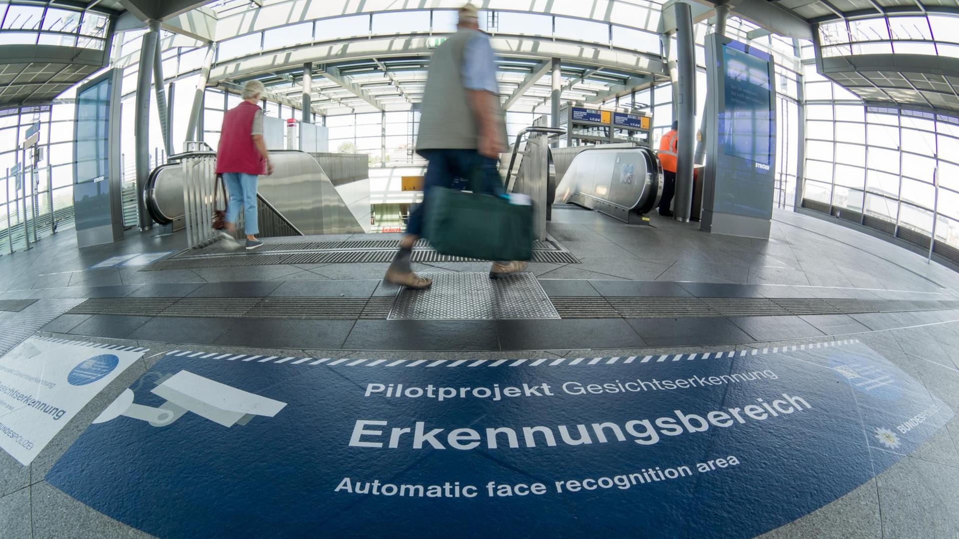 Bodenaufkleber weisen am 01.08.2017 im Bahnhof Südkreuz in Berlin auf Erkennungsbereiche zur Gesichtserkennung hin. Bodenaufkleber weisen am 01.08.2017 im Bahnhof Südkreuz in Berlin auf Erkennungsbereiche zur Gesichtserkennung hin.