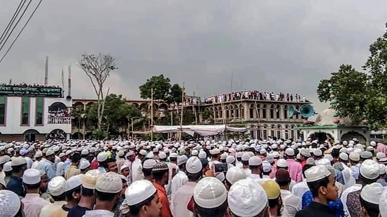 Tausende Menschen versammeln sich in Bangladesch, um einen bekannten Prediger beizusetzen. Tausende Menschen versammeln sich in Bangladesch, um einen bekannten Prediger beizusetzen.