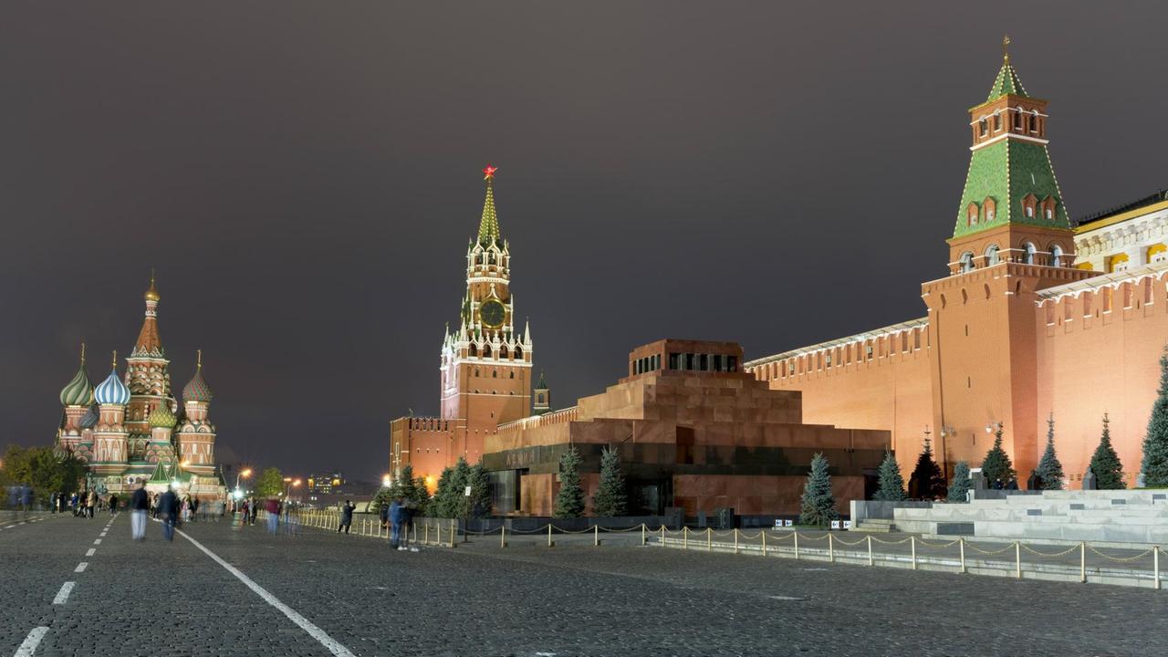 Der rote Platz in Moskau mit der Basilius-Kathedrale, Lenins Mausoleum und dem Kreml im Hintergrund Der rote Platz in Moskau mit der Basilius-Kathedrale, Lenins Mausoleum und dem Kreml im Hintergrund
