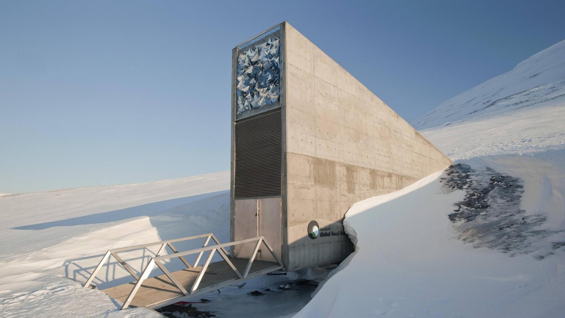 Der Eingang zum Svalbard Global Seed Vault , auf deutsch "Weltweiter Saatgut-Tresor". Der Eingang zum Svalbard Global Seed Vault , auf deutsch "Weltweiter Saatgut-Tresor".