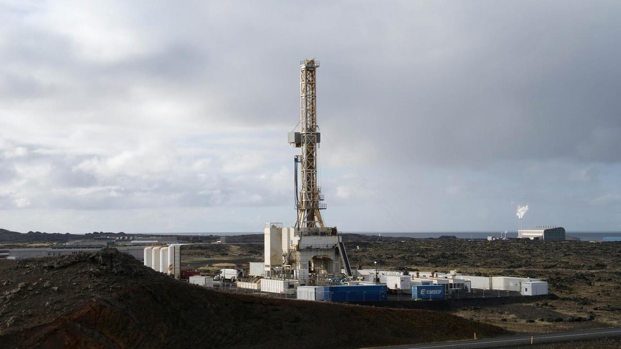 An der heißen Quelle Reykjaneshver im Süden Islands wird gebohrt, Rohrleitungen transportieren die Wärme ab. Ein Kraftwerk in der Ferne wandelt sie in Strom. An der heißen Quelle Reykjaneshver im Süden Islands wird gebohrt, Rohrleitungen transportieren die Wärme ab. Ein Kraftwerk in der Ferne wandelt sie in Strom.