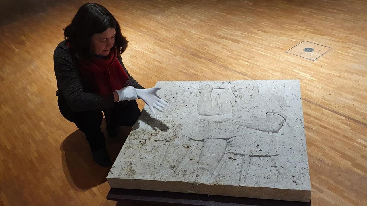 Kerstin Sieblist, Kuratorin am Stadtgeschichtliches Museum Leipzig, mit einem Wagner-Relief aus Gestein. Kerstin Sieblist, Kuratorin am Stadtgeschichtliches Museum Leipzig, mit einem Wagner-Relief aus Gestein.