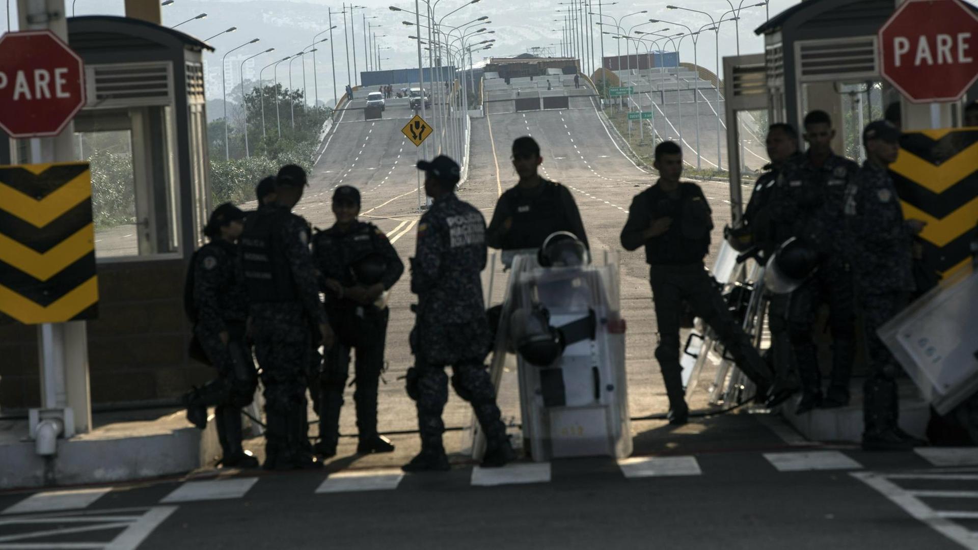 Polizisten stehen auf der Tienditas-Brücke an der Grenze zu Kolumbien Wache. Polizisten stehen auf der Tienditas-Brücke an der Grenze zu Kolumbien Wache.
