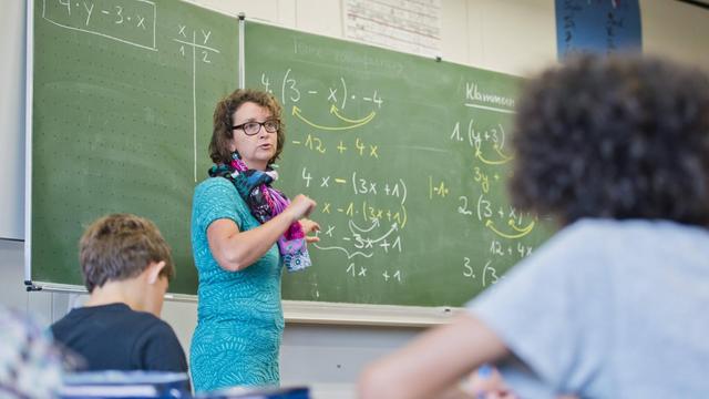Eine Lehrerin unterrichtet Mathematik in einer Klasse der Georg-Christoph-Lichtenberg-Gesamtschule in Göttingen.