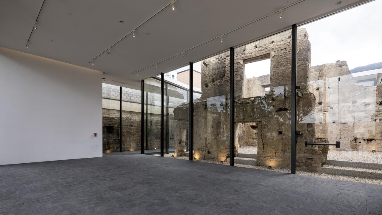 Blick in den Saal der Erinnerungsstätte des Projekts Fragmentos der Künstlerin Doris Salcedo.