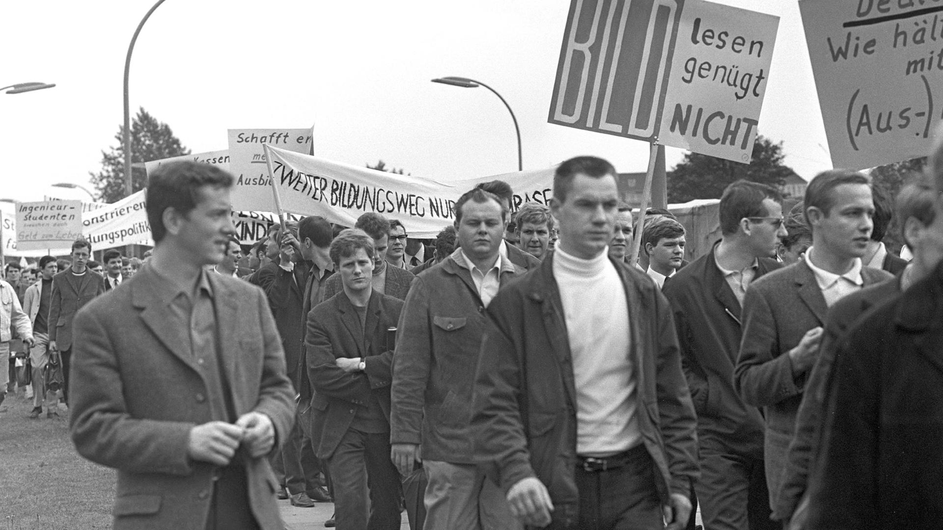 Als Folge eines weiterhin sinkenden Ausbildungsniveaus an den Universitäten demonstrierten rund 1.500 Studenten am 30.06.1967 in Hamburg für ein Bildungsförderungsgesetz. Als Folge eines weiterhin sinkenden Ausbildungsniveaus an den Universitäten demonstrierten rund 1.500 Studenten am 30.06.1967 in Hamburg für ein Bildungsförderungsgesetz.