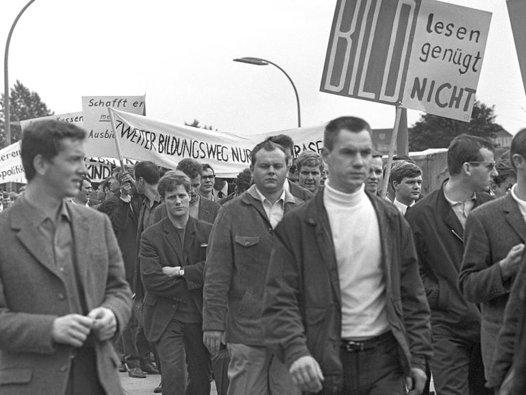 Als Folge eines weiterhin sinkenden Ausbildungsniveaus an den Universitäten demonstrierten rund 1.500 Studenten am 30.06.1967 in Hamburg für ein Bildungsförderungsgesetz.