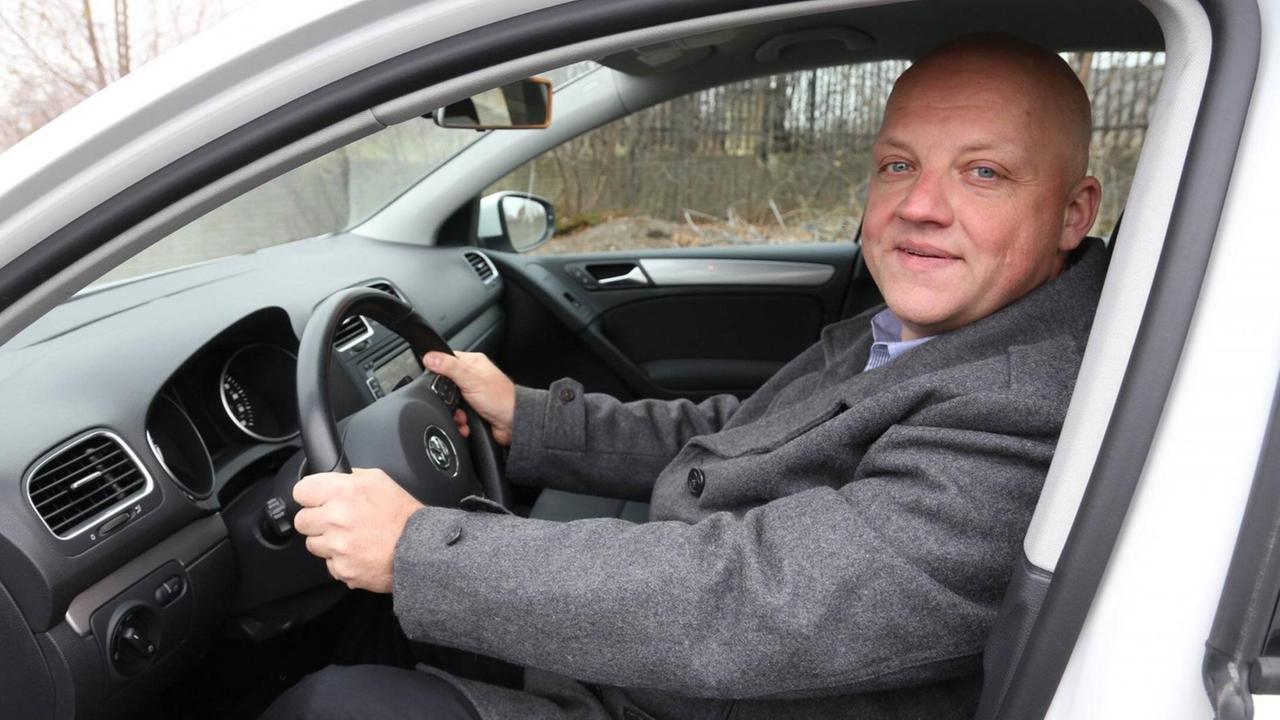 Oliver Schmidt, 2015 beim Posieren in einem e-Golf im US-Bundesstaat Michigan Oliver Schmidt, 2015 beim Posieren in einem e-Golf im US-Bundesstaat Michigan