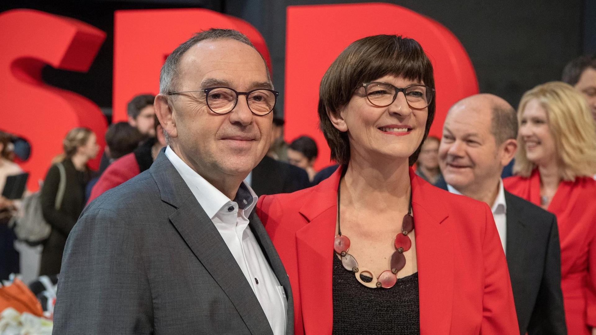 Norbert Walter-Borjans (l.) und Saskia Esken beim SPD-Bundesparteitag 2019. Norbert Walter-Borjans (l.) und Saskia Esken beim SPD-Bundesparteitag 2019.