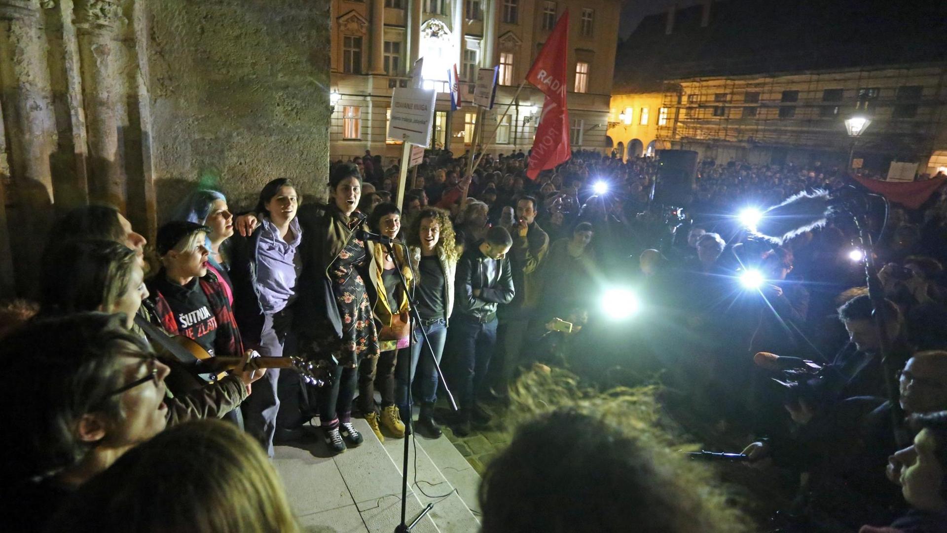Protest der Kulturschaffenden: Ein lesbischer Chor singt vor dem Regierungsgebäude in Zagreb. Protest der Kulturschaffenden: Ein lesbischer Chor singt vor dem Regierungsgebäude in Zagreb.
