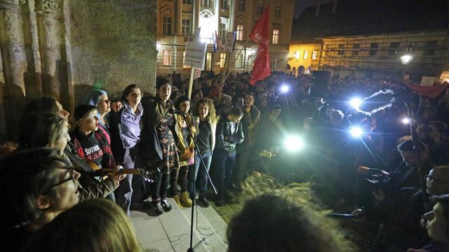 Protest der Kulturschaffenden: Ein lesbischer Chor singt vor dem Regierungsgebäude in Zagreb.