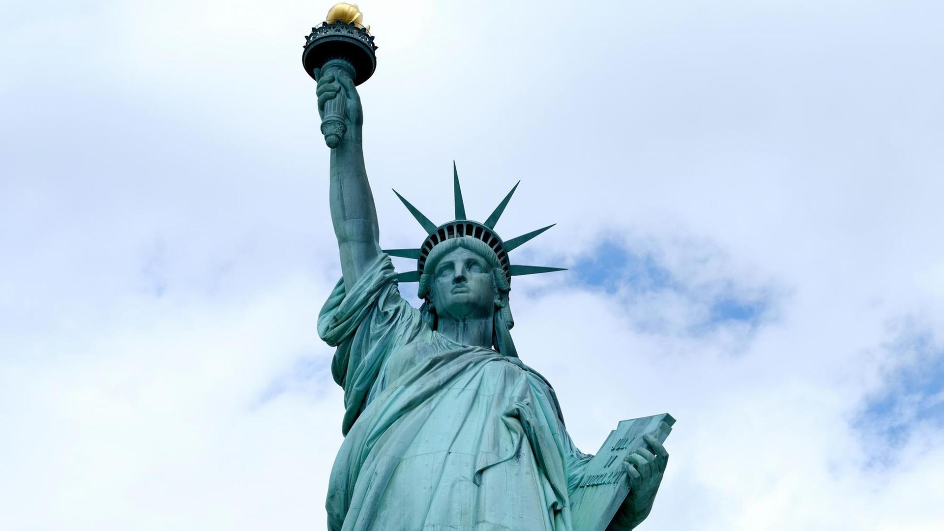Ein Foto der Freiheitsstatue (Statue of Liberty) auf der Insel Liberty Island in New York City, USA.