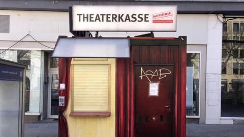 Die geschlossene Theaterkasse der Komödie zu Zeiten der Corona-Krise auf dem Kurfuerstendamm in Berlin. Auf die Tür ist ACAB aufgeschrieben, eine Abkürzung für "All cops are bastards".