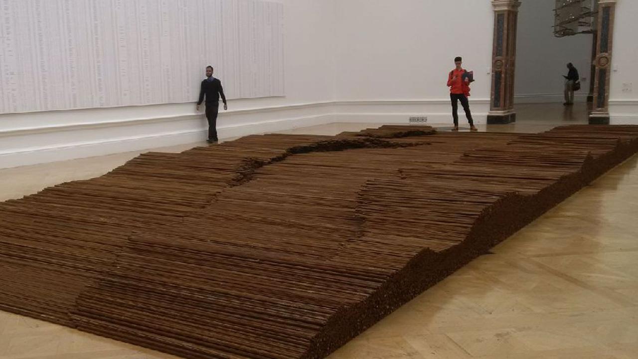 Die Skulptur "Straights" des chinesischen Künstlers Ai Weiwei in der Londoner Werkschau 2015 Die Skulptur "Straights" des chinesischen Künstlers Ai Weiwei in der Londoner Werkschau 2015