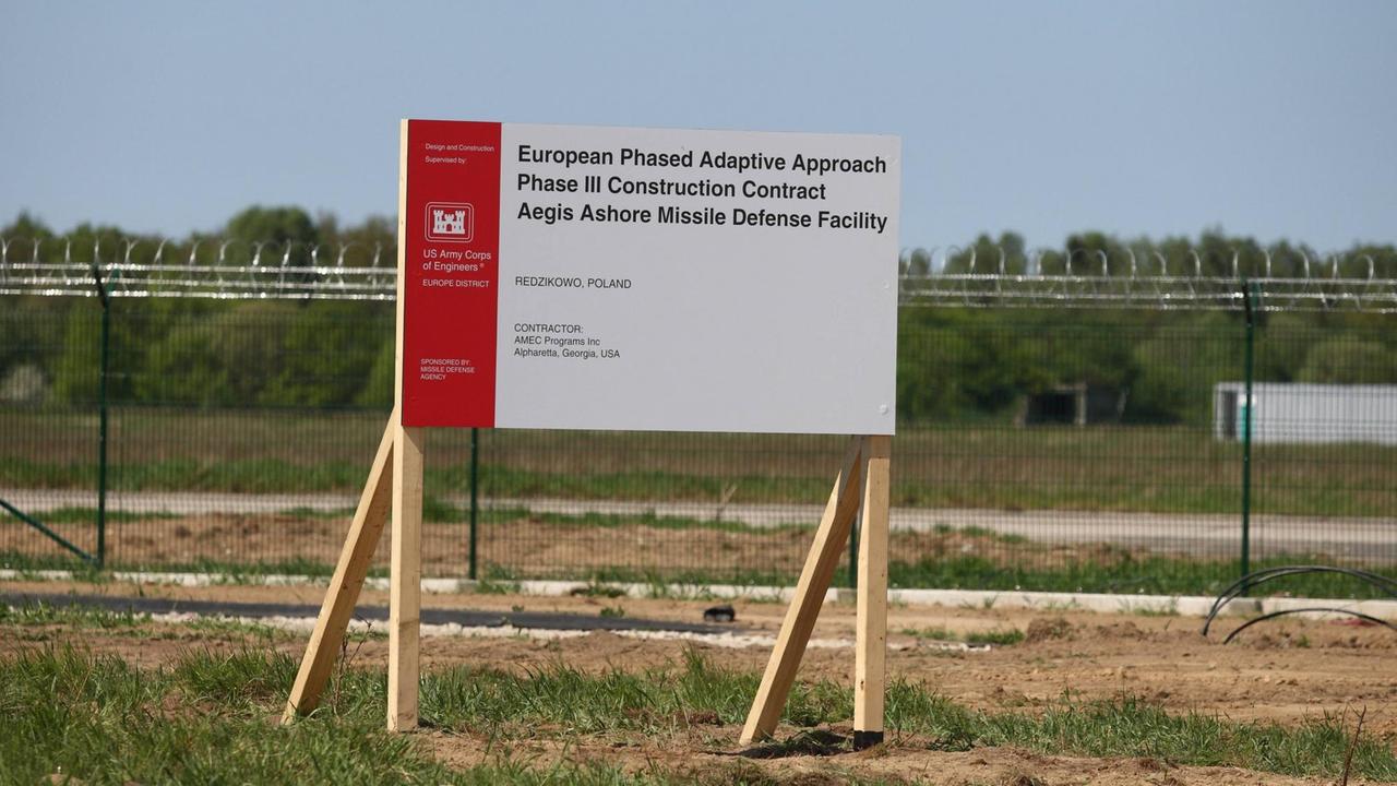 Zaun und Schild vor einer im Bau befindlichen US-Raketenbasis im polnischen Redzikowo