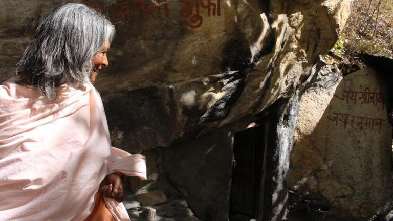 Bhakti Priyananda vor ihrer Höhle Bhakti Priyananda vor ihrer Höhle