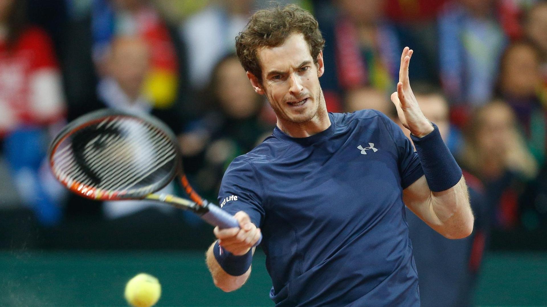 Der Brite Andy Murray schlägt einen Ball. Der Brite Andy Murray schlägt einen Ball.