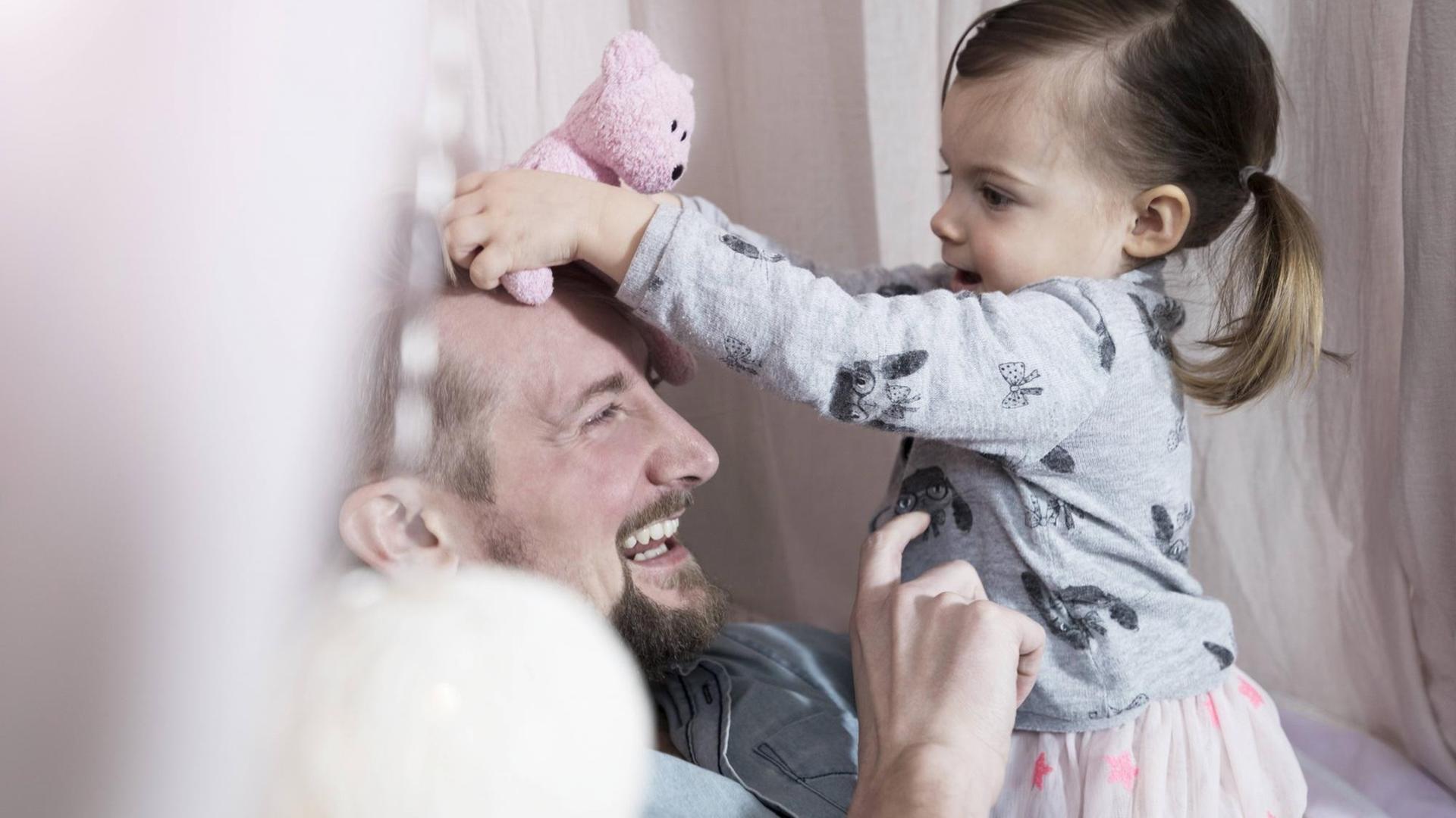 Happy father playing with toddler daughter in toy teepee model released Symbolfoto property released PUBLICATIONxINxGERxSUIxAUTxHUNxONLY SBOF00603 Happy father playing with toddler daughter in toy teepee model released Symbolfoto property released PUBLICATIONxINxGERxSUIxAUTxHUNxONLY SBOF00603
