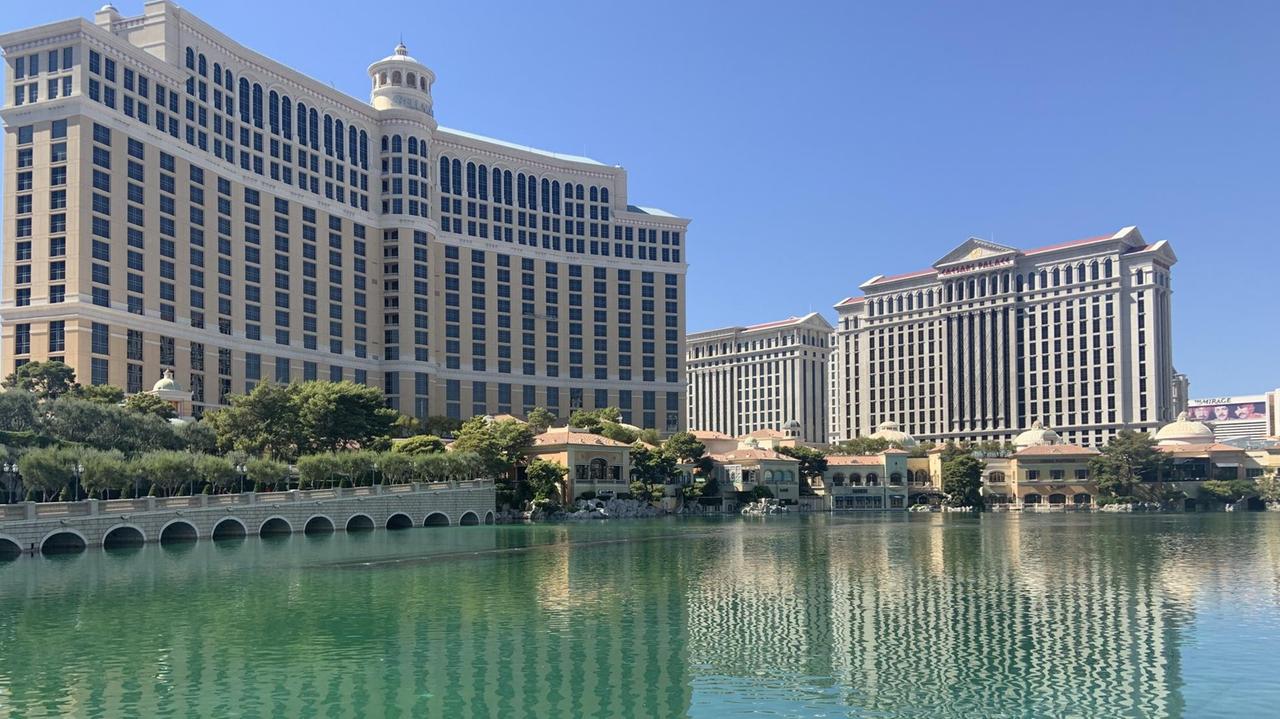 Eine glatte große Wasserfläche vor großen Luxushotels. Eine glatte große Wasserfläche vor großen Luxushotels.