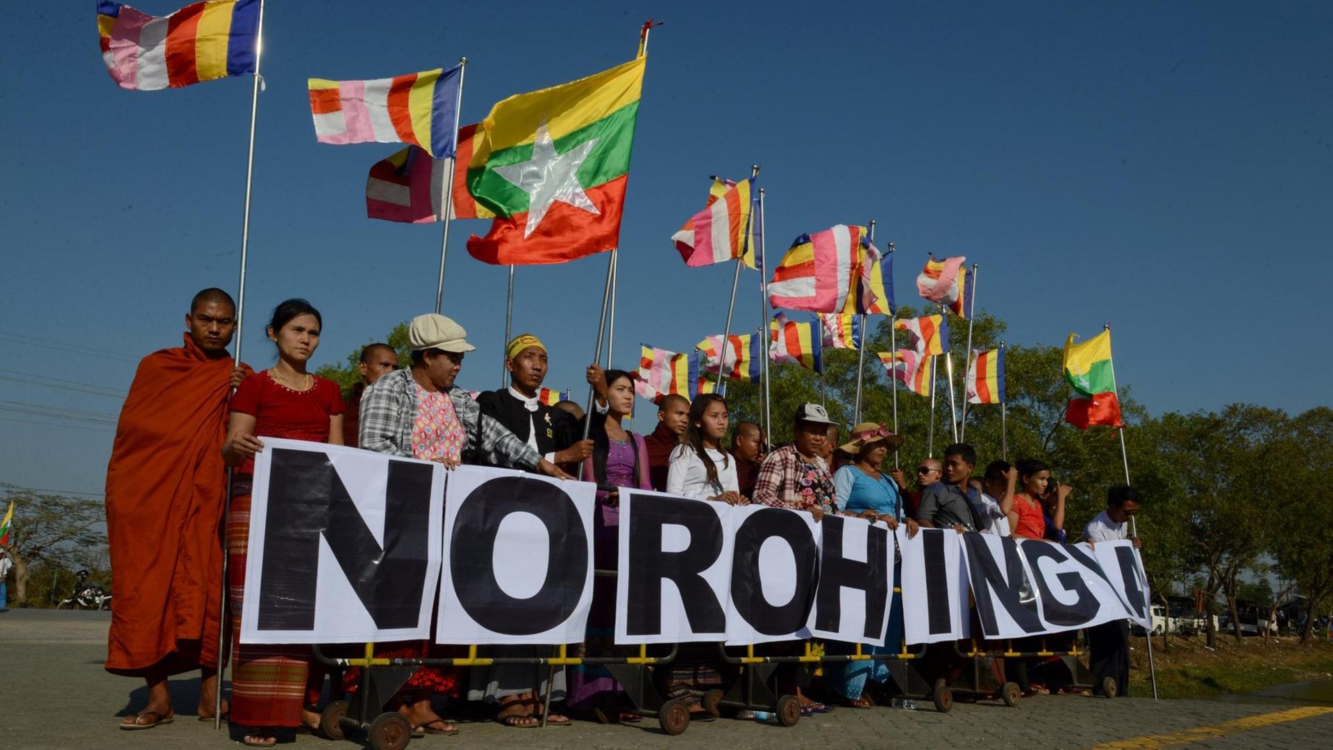 Anti-Rohingya-Proteste radikaler Buddhisten in Rangun (Malaysia), während ein Schiff mit Hilfsgütern für Rohingya-Flüchtlinge im Hafen einläuft. Anti-Rohingya-Proteste radikaler Buddhisten in Rangun (Malaysia), während ein Schiff mit Hilfsgütern für Rohingya-Flüchtlinge im Hafen einläuft.