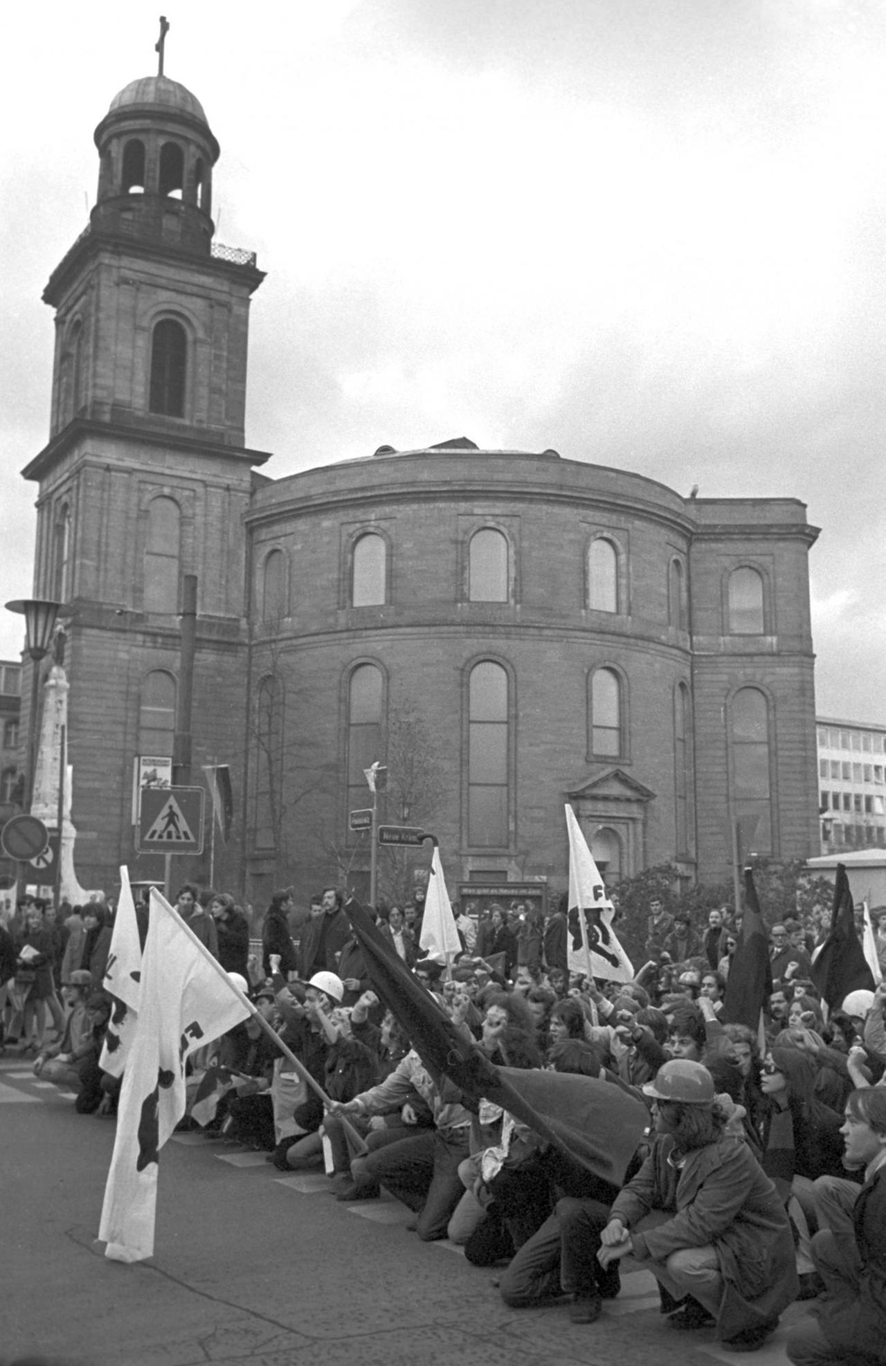 Demonstraten mit Fahnen der Black Panther Party vor der historischen Paulskirche. Demonstraten mit Fahnen der Black Panther Party vor der historischen Paulskirche.