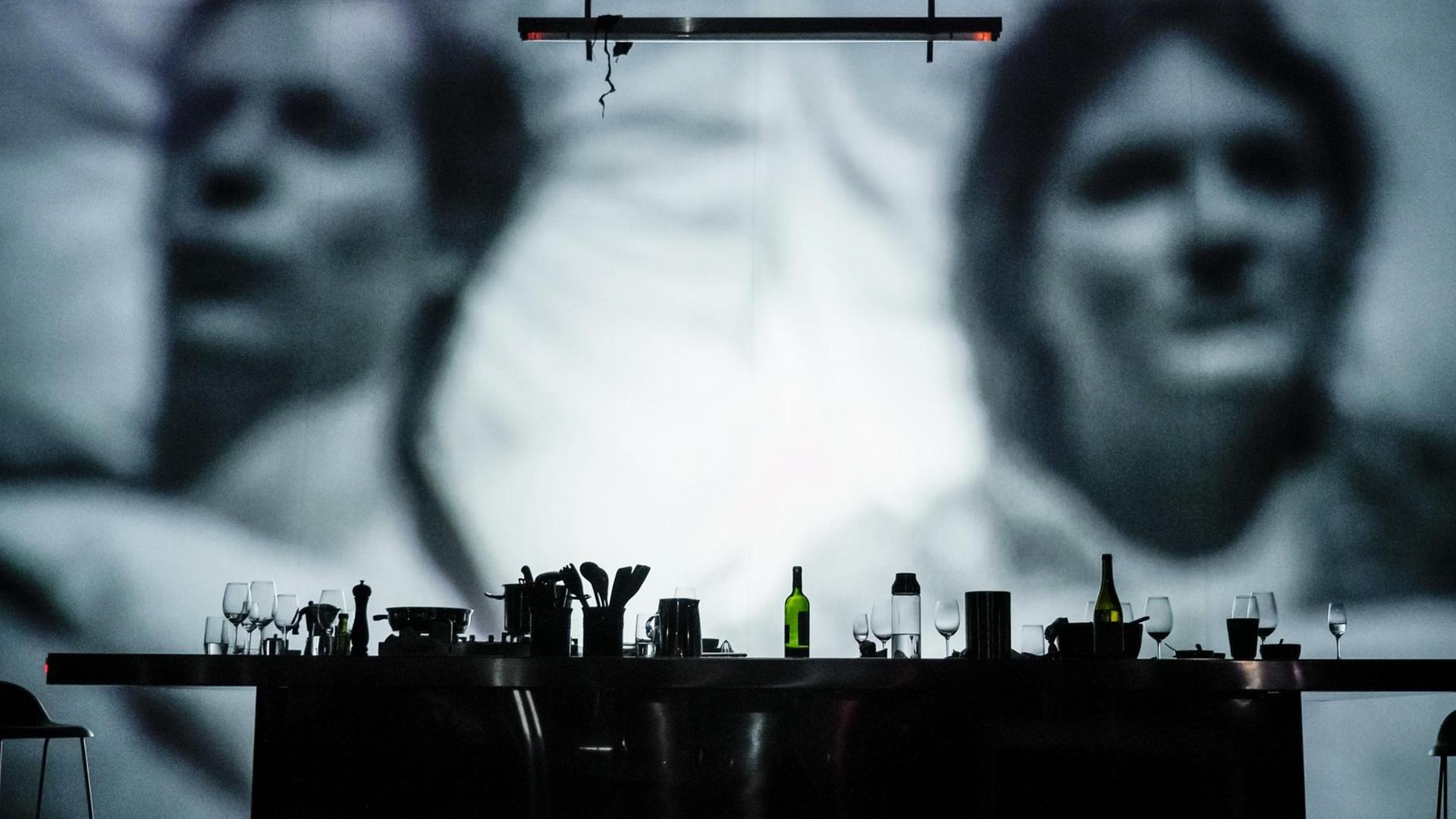 Die Schauspieler Moritz Gottwald und Alina Stiegler in Maja Zades Stück "abgrund" von inszeniert von Thomas Ostermeier an der Schaubühne Die Schauspieler Moritz Gottwald und Alina Stiegler in Maja Zades Stück "abgrund" von inszeniert von Thomas Ostermeier an der Schaubühne