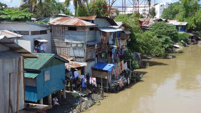 Auf Stelzen gebaute informelle Siedlungen an Wasserläufen und im Watt prägen das Bild philippinischer Großstädte wie Davao, Tagbilaran und Manila.