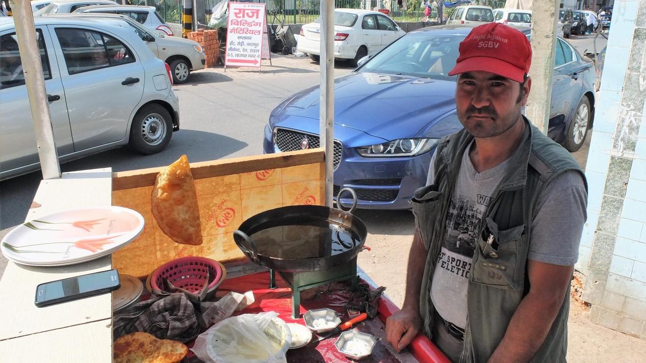 Said verkauft in Lajpat Nagar Bolani, afghanische Teigtaschen, an einem kleinen mobilen Stand. Said verkauft in Lajpat Nagar Bolani, afghanische Teigtaschen, an einem kleinen mobilen Stand.