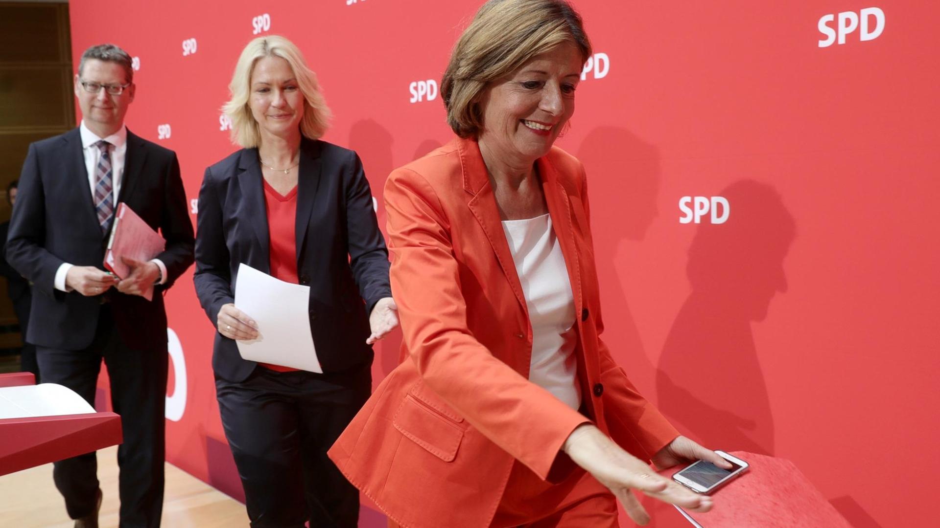 Manuela Schwesig (M), Ministerpräsidentin von Mecklenburg-Vorpommern, Malu Dreyer, Ministerpräsidentin von Rheinland-Pfalz, und Thorsten Schäfer-Gümbel, SPD-Vorsitzender in Hessen, gehen nach einer Pressekonferenz in Berlin vom Podium. Manuela Schwesig (M), Ministerpräsidentin von Mecklenburg-Vorpommern, Malu Dreyer, Ministerpräsidentin von Rheinland-Pfalz, und Thorsten Schäfer-Gümbel, SPD-Vorsitzender in Hessen, gehen nach einer Pressekonferenz in Berlin vom Podium.