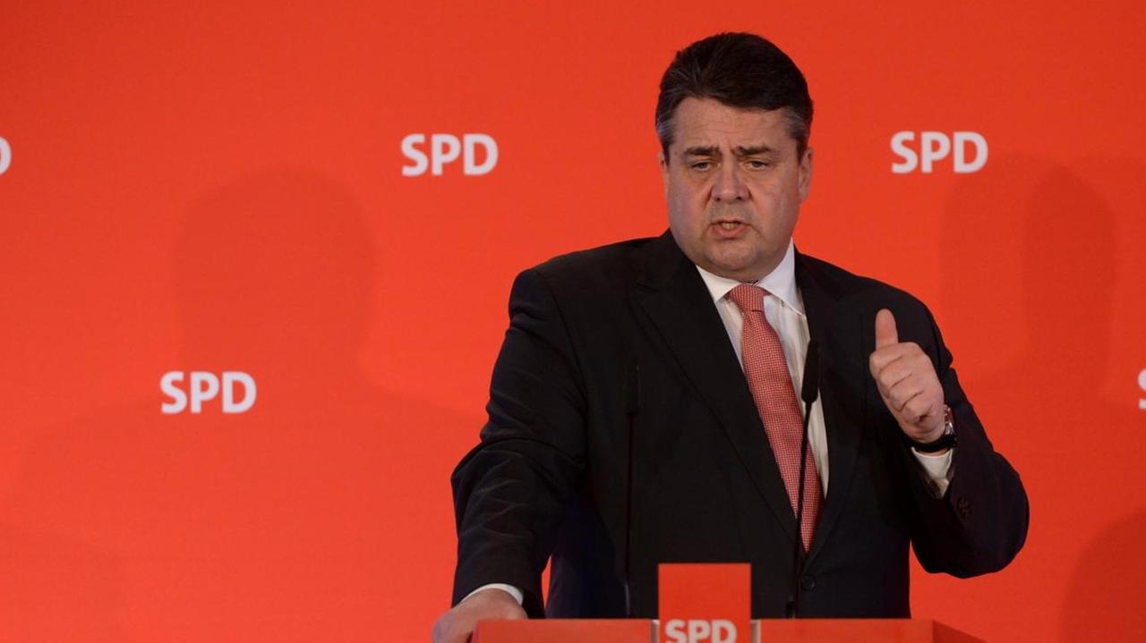 Der SPD-Vorsitzende Sigmar Gabriel auf einer Pressekonferenz nach der Vorstandsklausur im brandenburgischen Nauen.