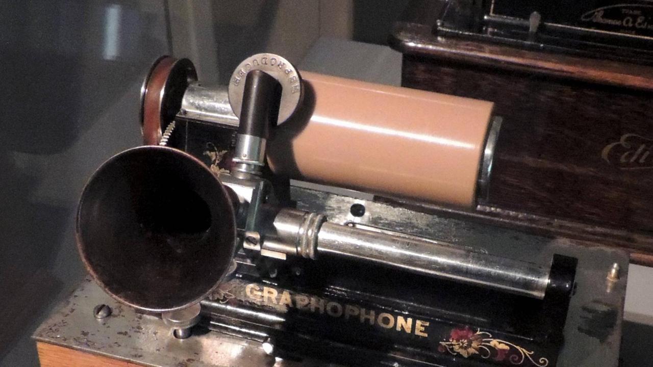 Gramophone Used for Cinema Sound . This gramophone was owned by the Norwegian film pioneer and cinema director Hugo Hermansen. Gramophones were used in the earliest cinemas to accompany silent film. Emile Berliner, a German immigrant to the USA competed with Edison on several inventions. He used flat disks instead of cylinders, which was an advantage in the mass production of recordings. WHA PUBLICATIONxINxGERxSUIxAUTxONLY !ACHTUNG AUFNAHMEDATUM GESCHÄTZT! Copyright: WHA UnitedArchivesWHA_048_0710 Gramophone Used for Cinema Sound . This gramophone was owned by the Norwegian film pioneer and cinema director Hugo Hermansen. Gramophones were used in the earliest cinemas to accompany silent film. Emile Berliner, a German immigrant to the USA competed with Edison on several inventions. He used flat disks instead of cylinders, which was an advantage in the mass production of recordings. WHA PUBLICATIONxINxGERxSUIxAUTxONLY !ACHTUNG AUFNAHMEDATUM GESCHÄTZT! Copyright: WHA UnitedArchivesWHA_048_0710