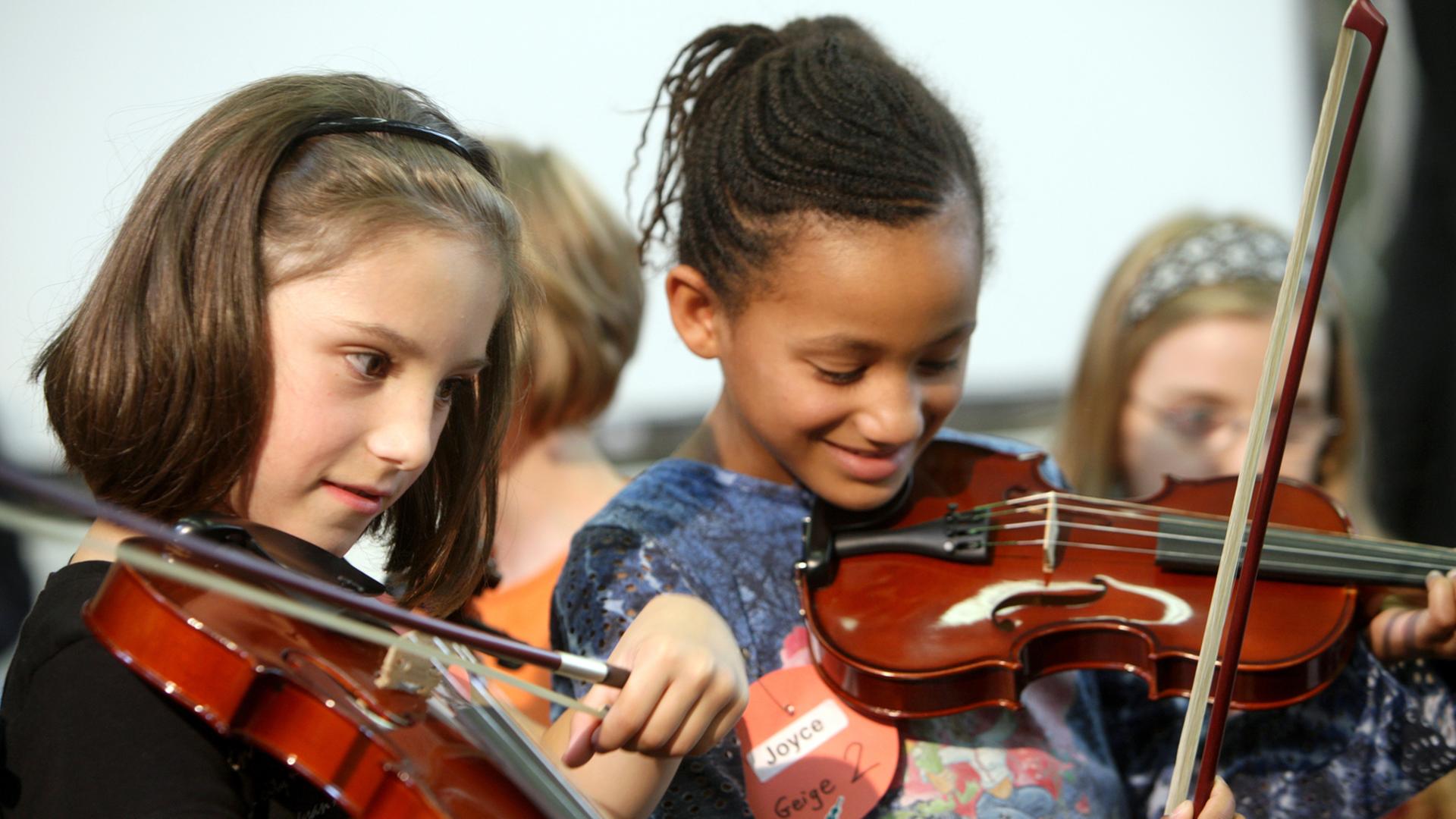Naomi (l) und Joyce probieren am Dienstag (26.08.2008) ihre neuen Geigen aus, die der Bundespräsident zuvor an Grundschüler der Martin-Luther-Grundschule im Rahmen der Initiative «Jedem Kind ein Instrument» in Gelsenkirchen übergab. Naomi (l) und Joyce probieren am Dienstag (26.08.2008) ihre neuen Geigen aus, die der Bundespräsident zuvor an Grundschüler der Martin-Luther-Grundschule im Rahmen der Initiative «Jedem Kind ein Instrument» in Gelsenkirchen übergab.