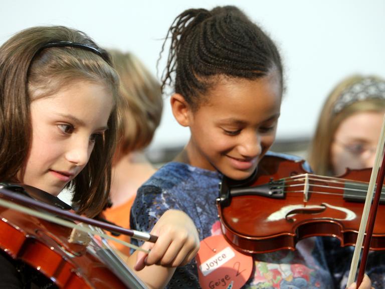"Rhaspsody in School" ist eine Initiative von Künstlern, die Schüler an klassische Musik heranführt.