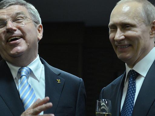 IOC-Präsident Thomas Bach und Russlands Präsident Wladimir Putin in Sotschi 2014.